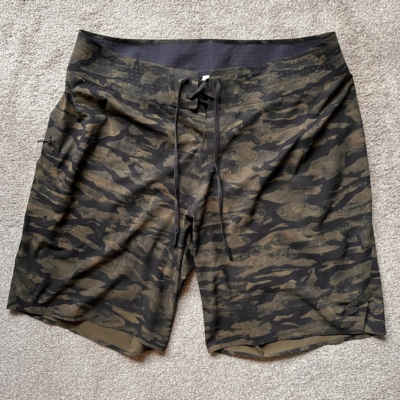 Mens Lululemon Current State Camo Board/Swim Shorts Size 32 - Picture 1 of 8